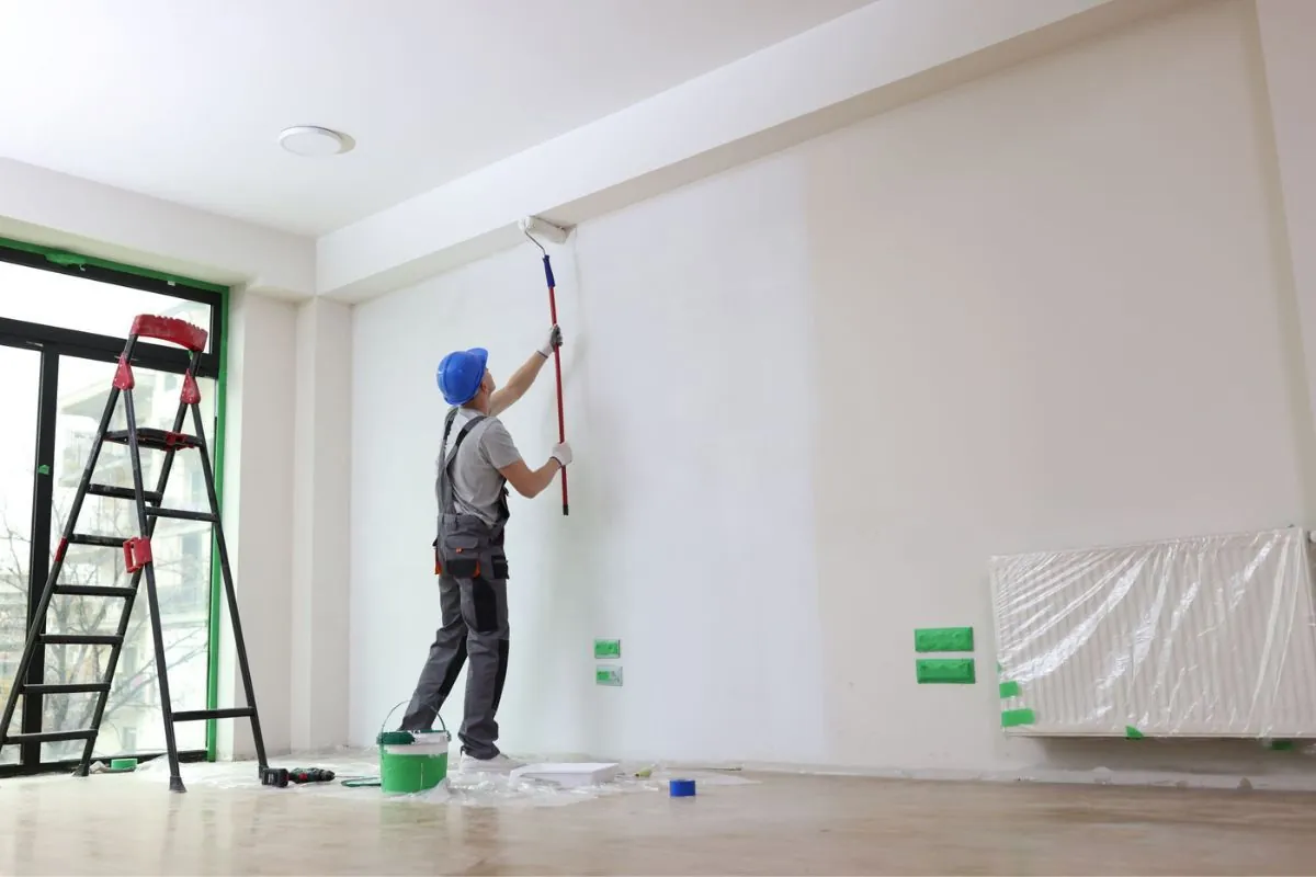 Peintre Bativo en finition d'un séjour